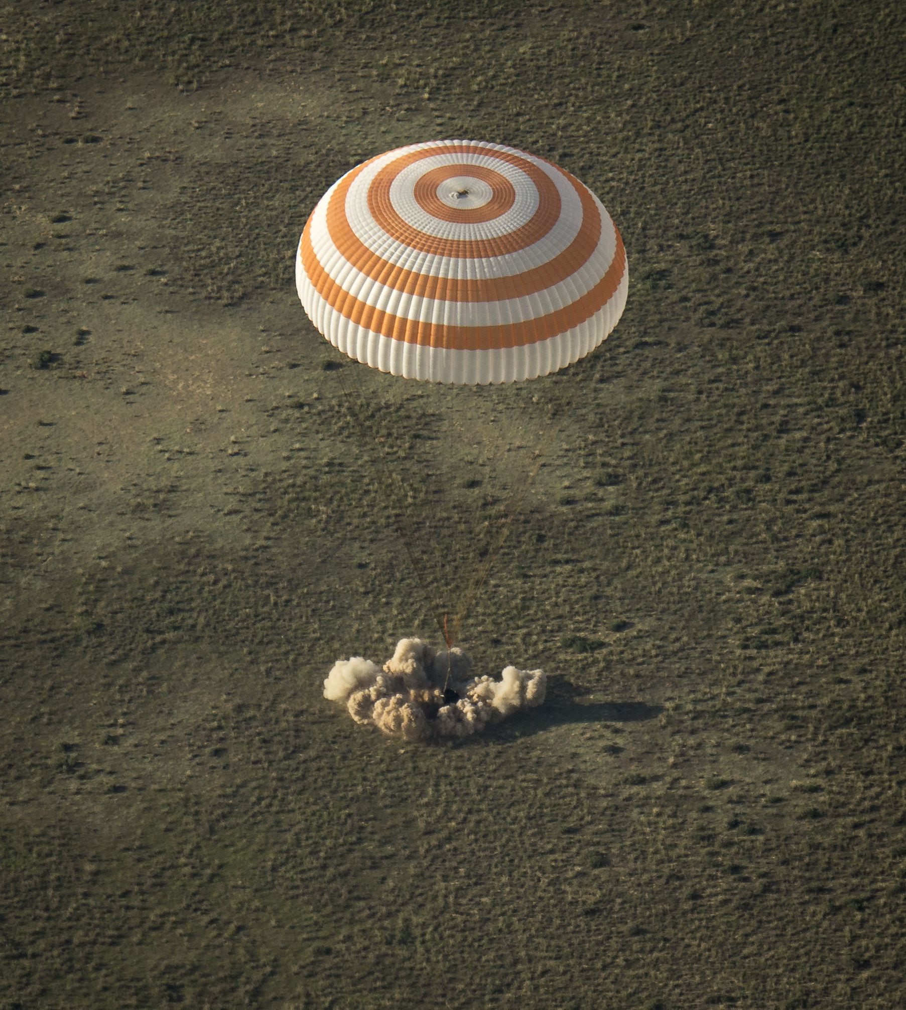 Atterrissage du Soyouz TMA-11M le 14 Mai 2014 avec les astronautes Mikhail Tyurin, Koichi Wakata et Rick Mastracchio (Crédits : NASA/Bill Ingalls)
