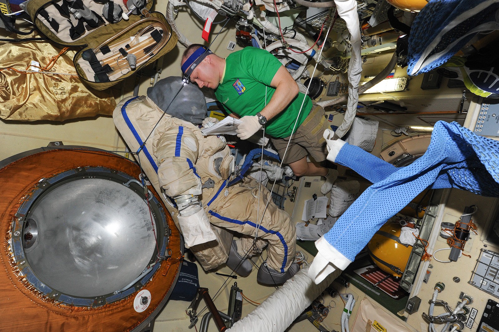 Oleg Artemyev se prépare pour sa sortie spatiale du 19 juin 2014 