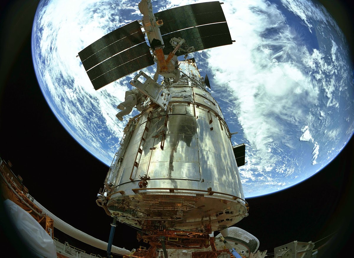 Scène du film IMAX 3D filmé dans l'espace depuis la soute de la navette spatiale pendant une mission de réparation du Téléscope Spatial Hubble.