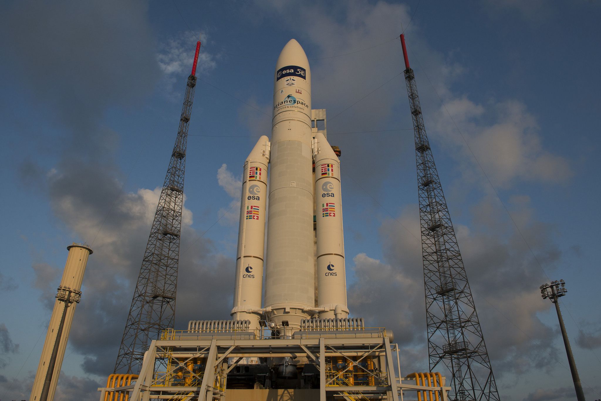 Ariane 5 (VA219) avec l'ATV-5 Georges Lemaitre à son sommet le 28 Juillet 2014 à Kourou. (Crédits : ESA/S.Corvaja)