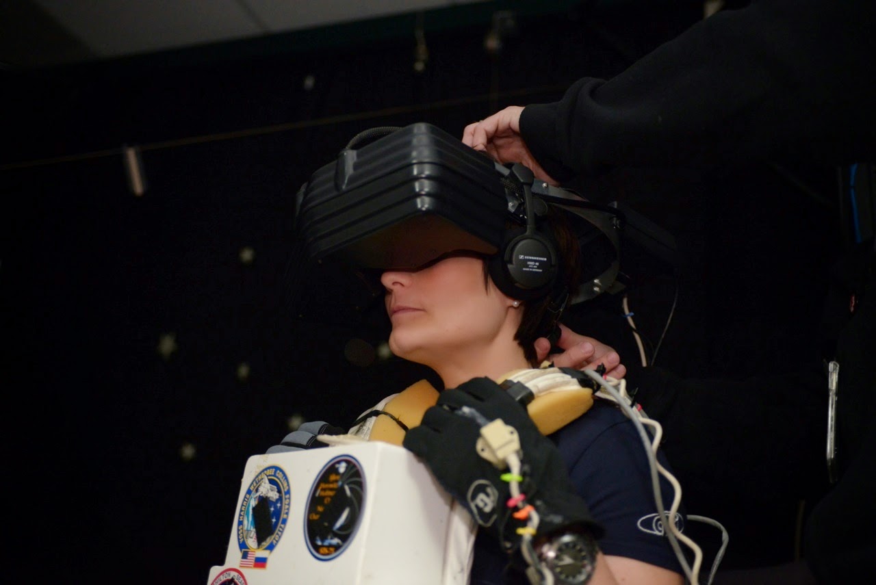 Samantha Cristoforetti utilise le laboratoire de réalité virtuelle
