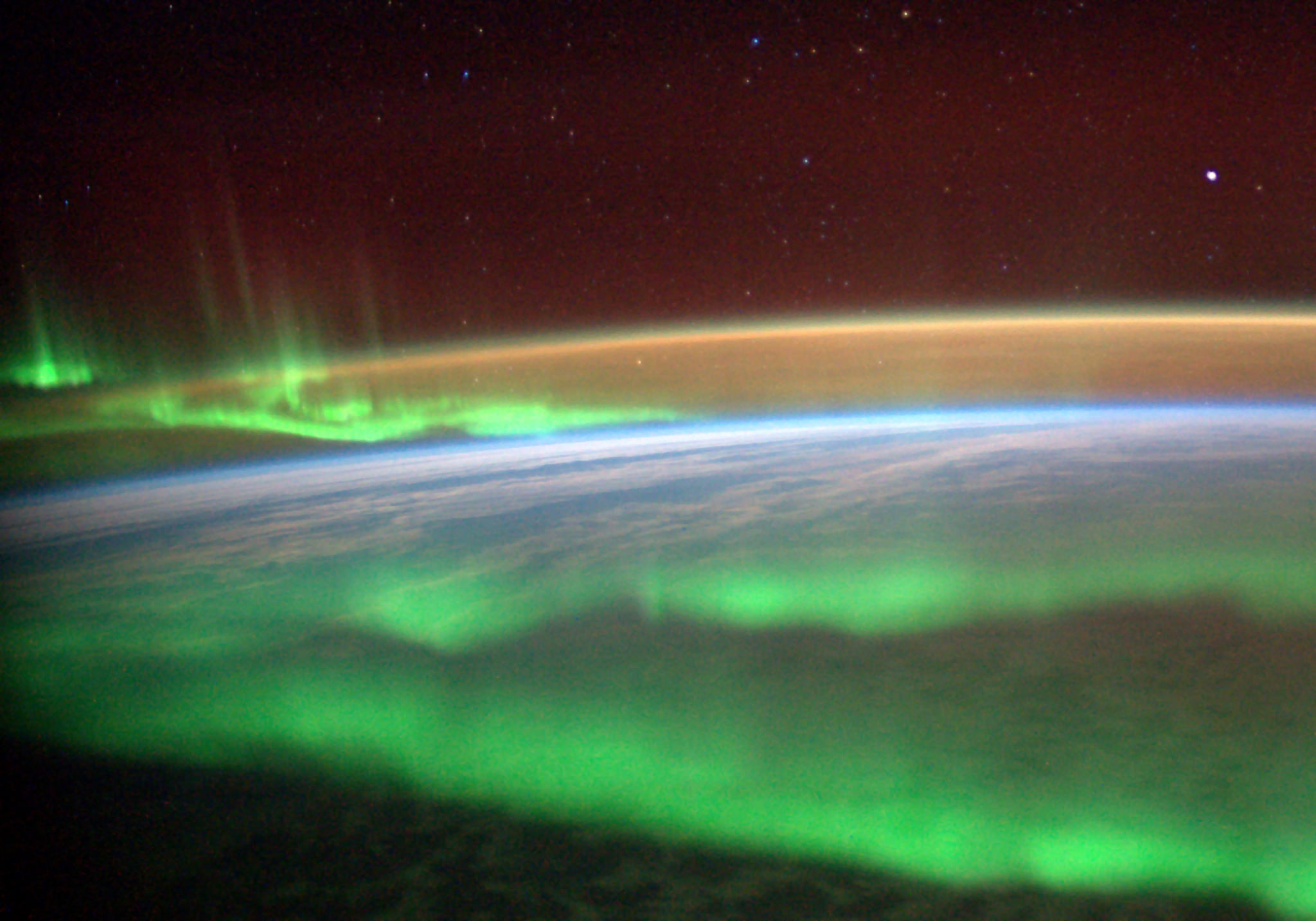 Prise par Alexander Gerst le 15/07/2014 depuis l'ISS : "Jamais je n'aurais pensé que je volerais à travers une aurore boréale. J'ai fait un vœu, c'est peut-être une coutume encore inconnue"