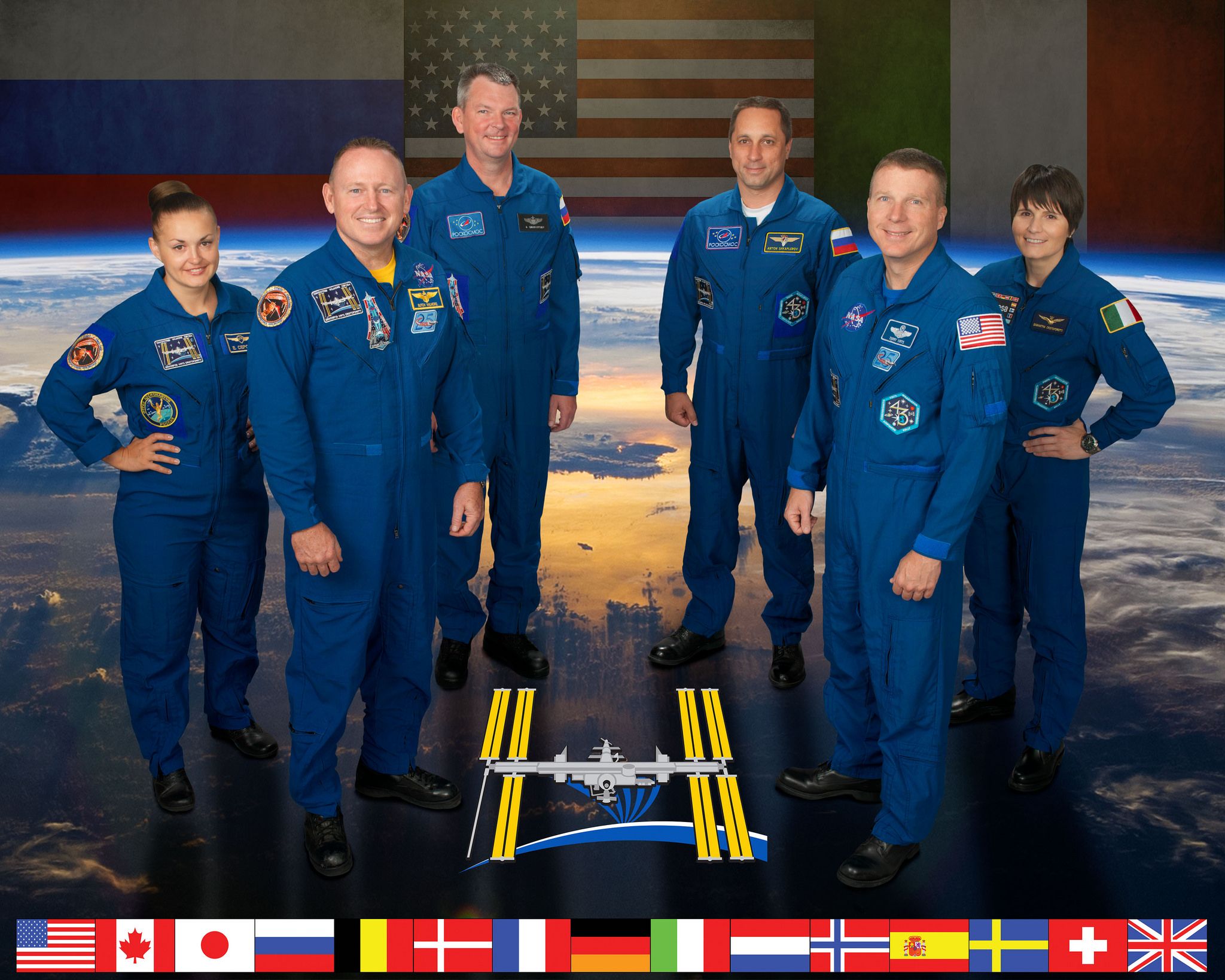 De gauche à droite : Elena Serova (Roscosmos), Barry "Butch" Wilmore (NASA), Alexandr Samokutyayev (Roscosmos), Anton Shkaplerov (Roscosmos), Terry Virts (NASA), Samantha Cristoforetti (ESA)  Crédits : NASA/Bill Stafford