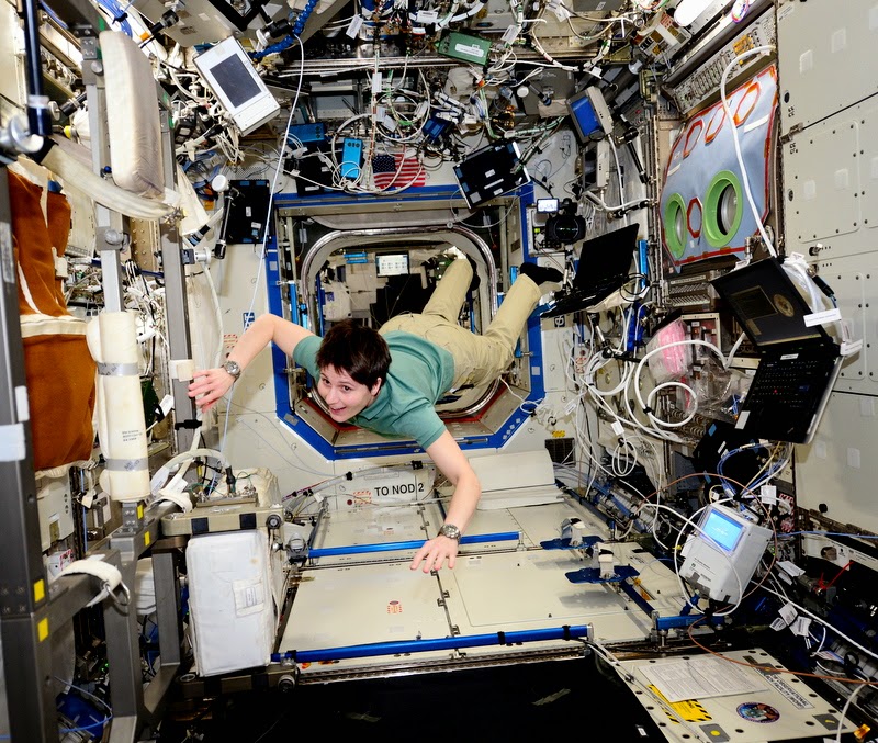 L+2 Samantha flotte dans l'ISS