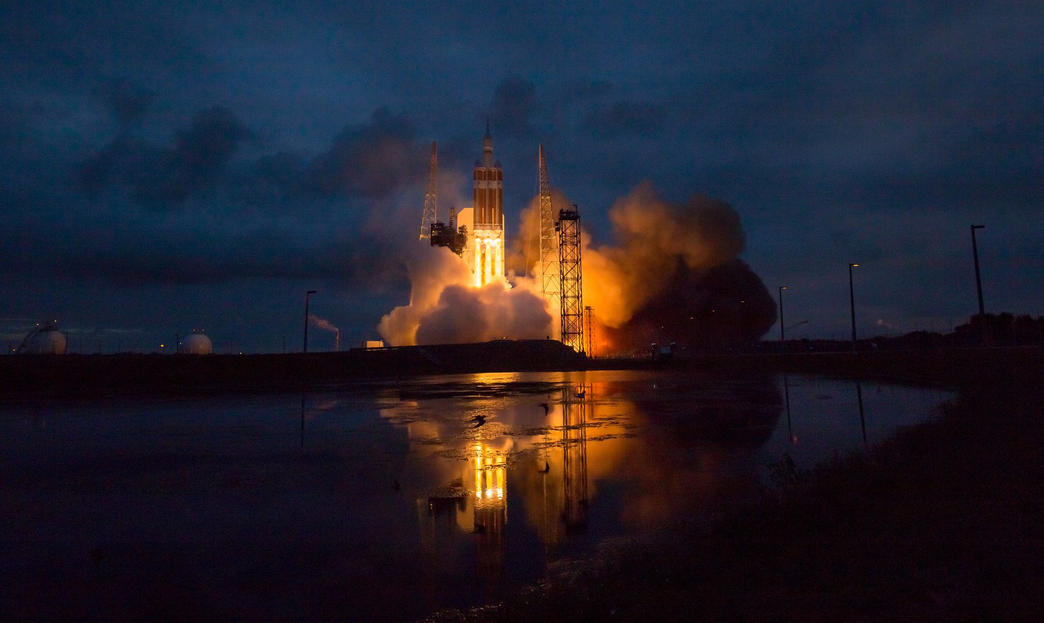 Vendredi 5 Décembre 2014,  Delta IV Heavy avec la capsule Orion à son sommet (Mission EFT-1) - LC37 à Cap Canaveral (Crédits : NASA/Bill Ingalls)