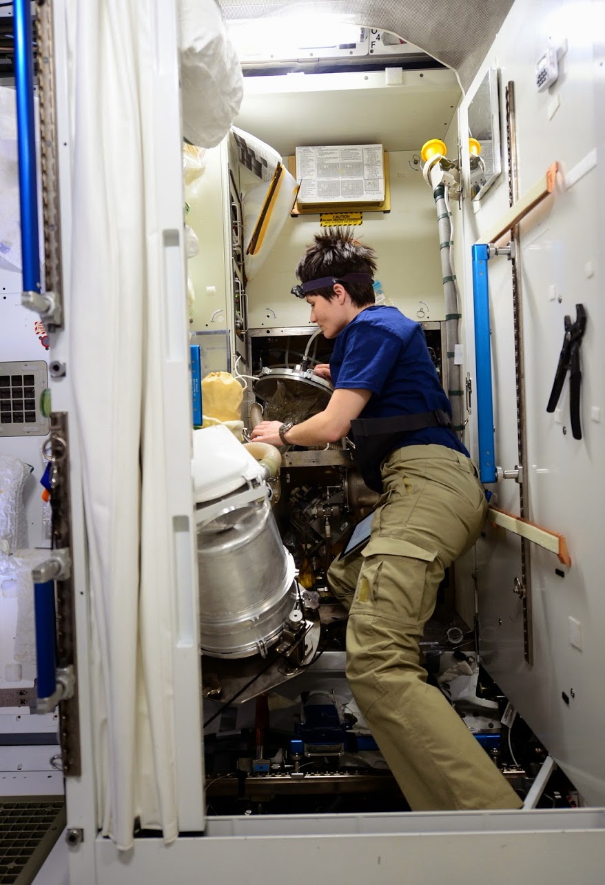 L+11 Samantha fait la maintenance des toilettes de l'ISS