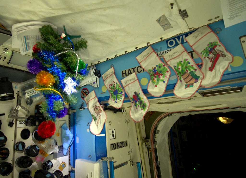 L+12 Décoration de Noel dans le laboratoire Destiny de la Station Spatiale Internationale
