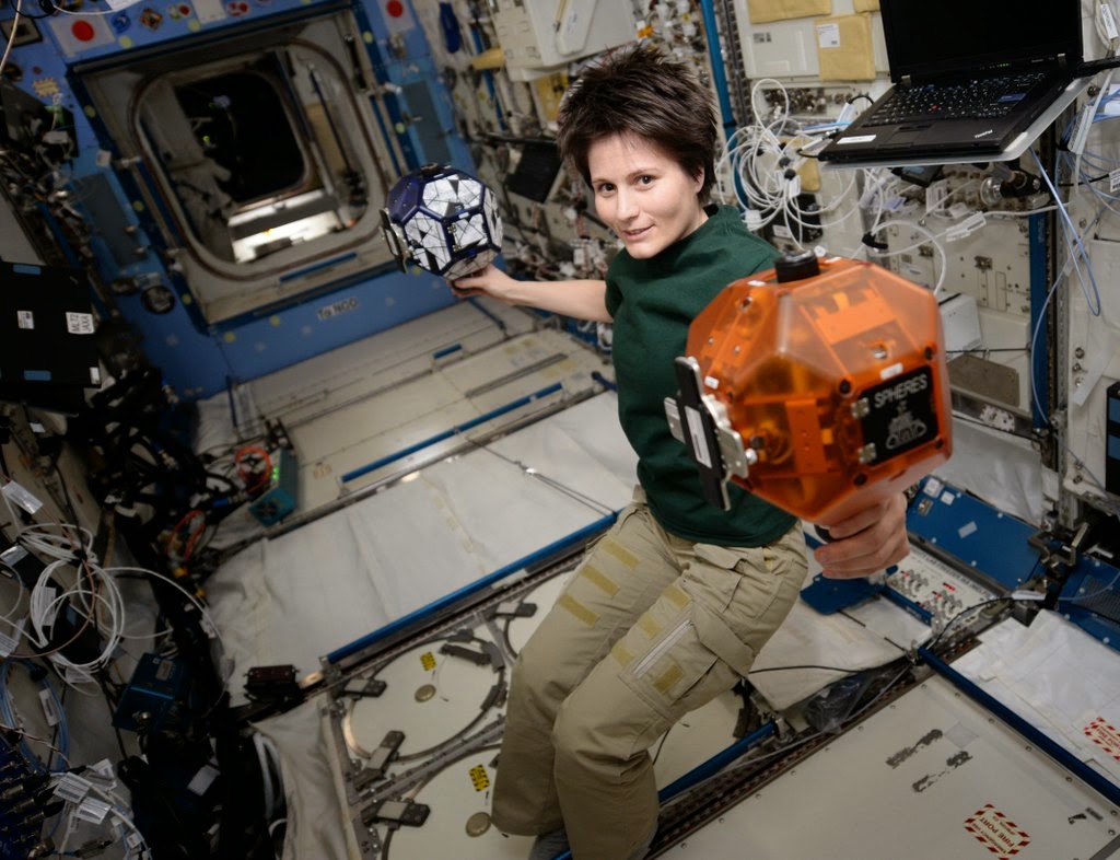 L+23 Samantha Cristoforetti utilise les satellites de l'expérience Spheres