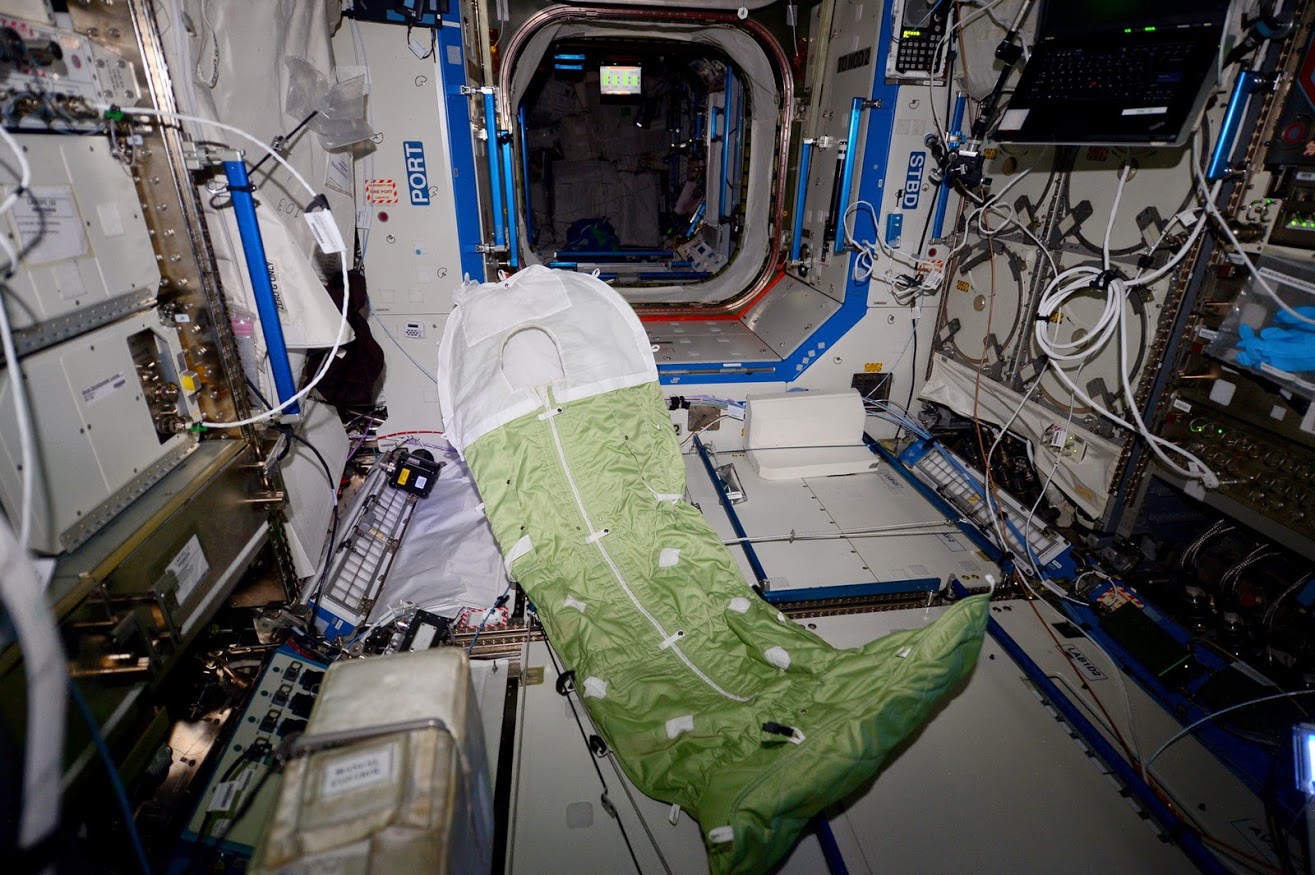 L+52 Sac de couchage dans un des modules de l'ISS