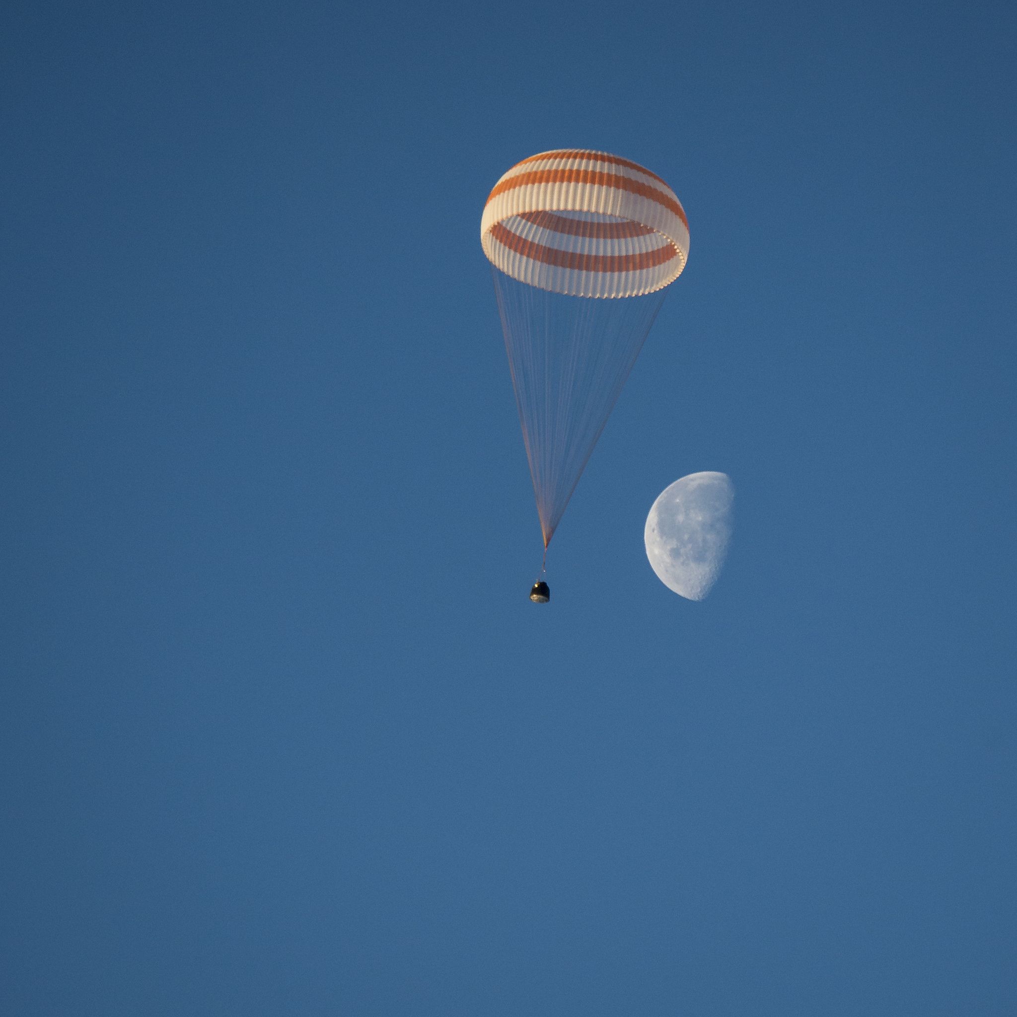 Retour Expedition 42 Capsule Soyouz sous parachute et lune. Crédits : NASA/B.Ingalls