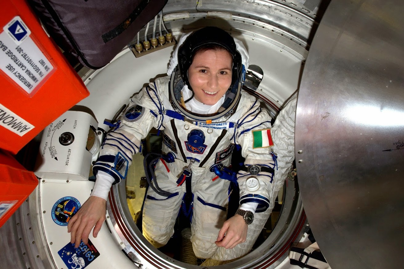 L+170 Samantha Cristoforetti en combinaison Sokol dans l'ISS
