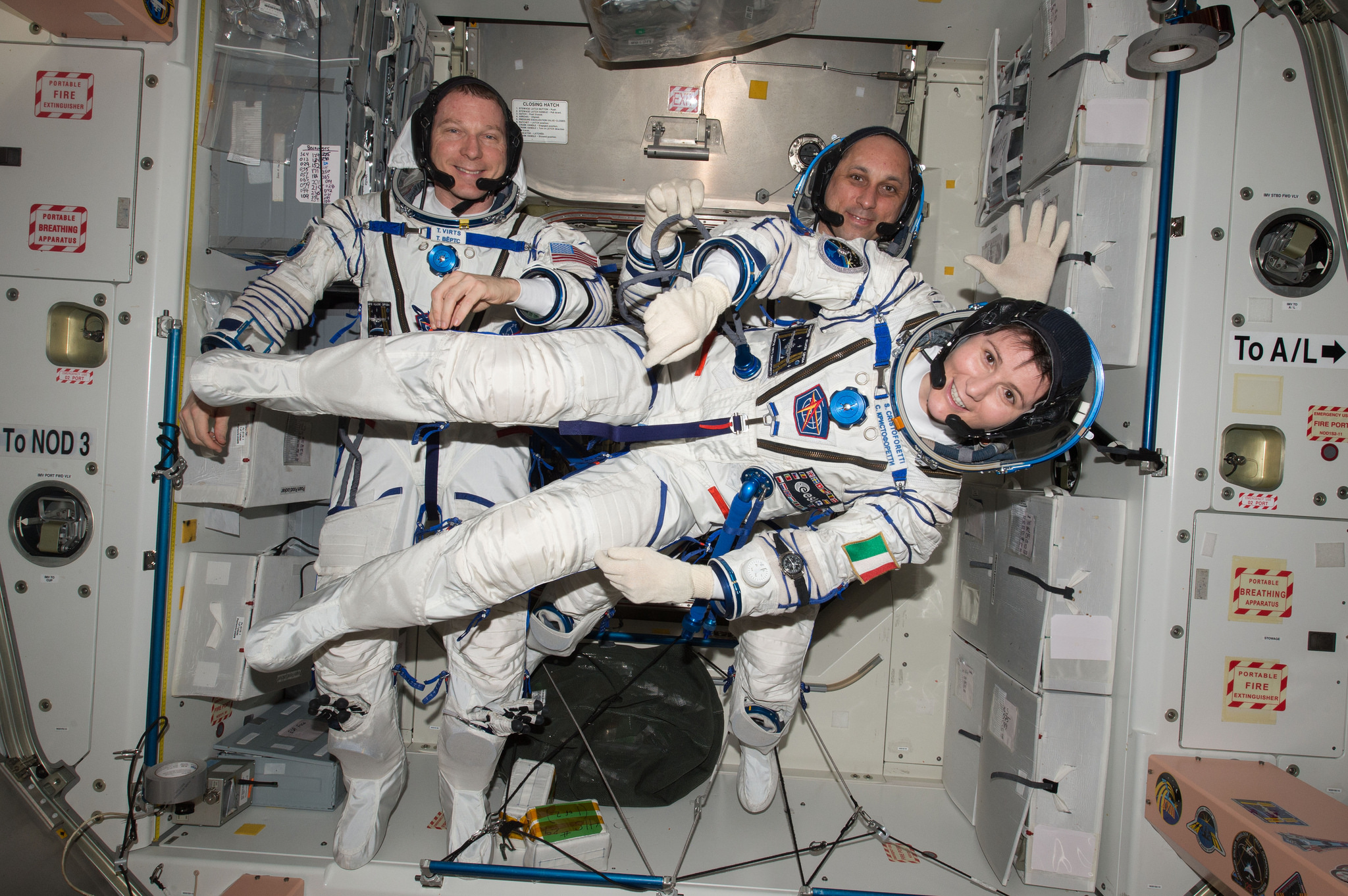 Terry Virts (à gauche) Anton Shkaplerov (à droite) et Samantha Cristoforetti testent le 6 Mai 2015 leur combinaison Sokol en préparation de leur retour sur Terre.