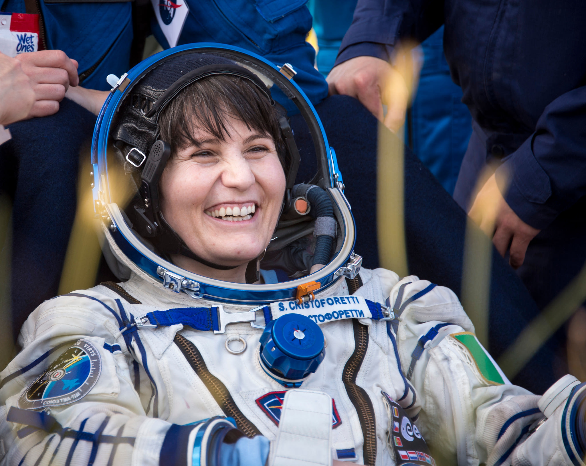 Samantha Cristoforetti tout sourire juste après son retour sur Terre (Crédits : NASA/Bill Ingalls)