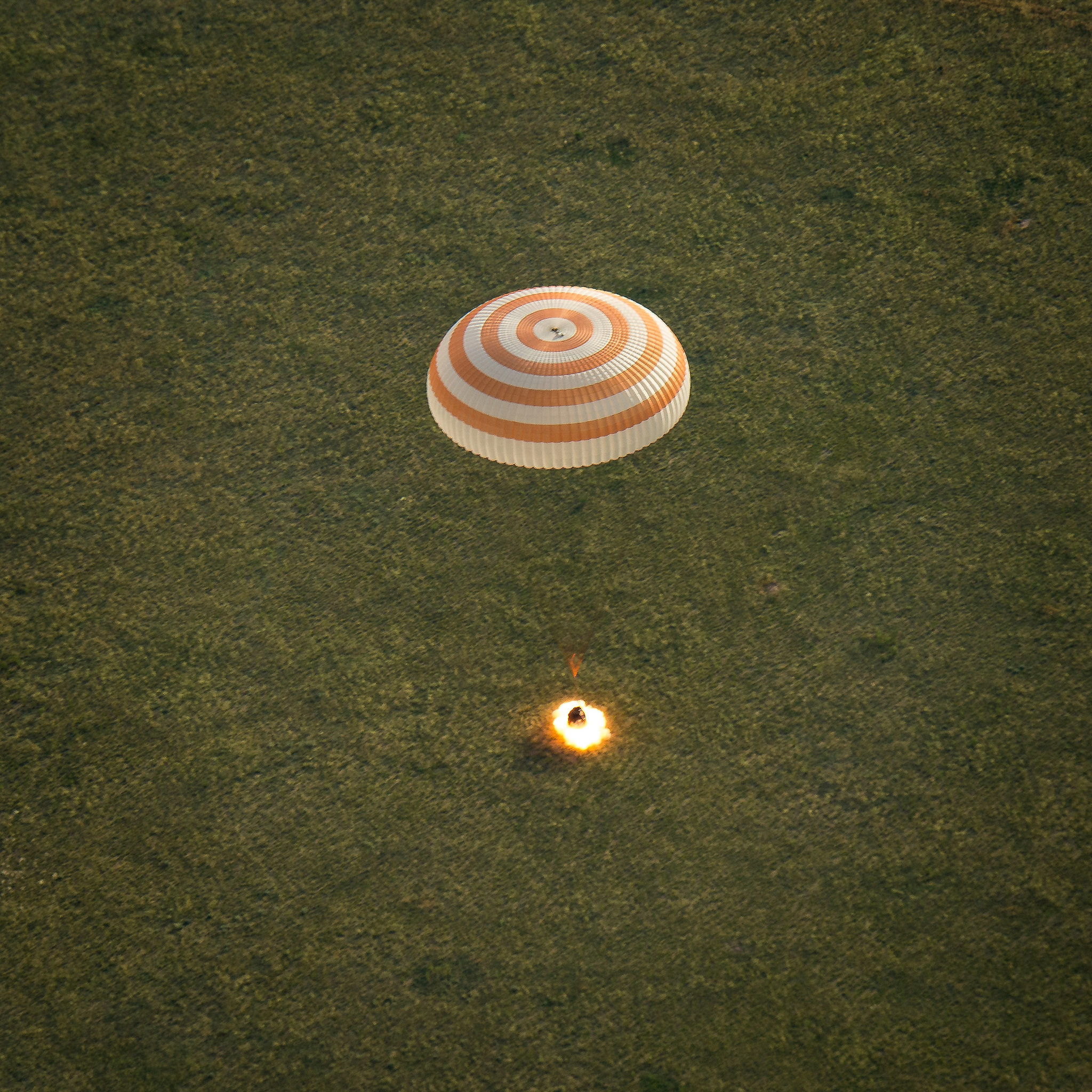 Environ une seconde et à 70cm au-dessus du sol, le Soyouz TMA-15M allume ses rétrofusées pour amortir le choc (Crédits : NASA/Bill Ingalls)