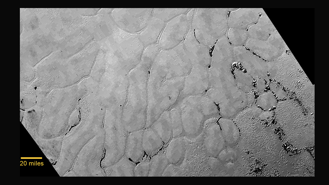 Les plaines gelées du coeur de Pluton (i.e. dans la région Tombaugh). Photo prise par New Horizons le 14 Juillet 2015 à une distance de 77000km. (Crédits : NASA/JHUAPL/SWRI)