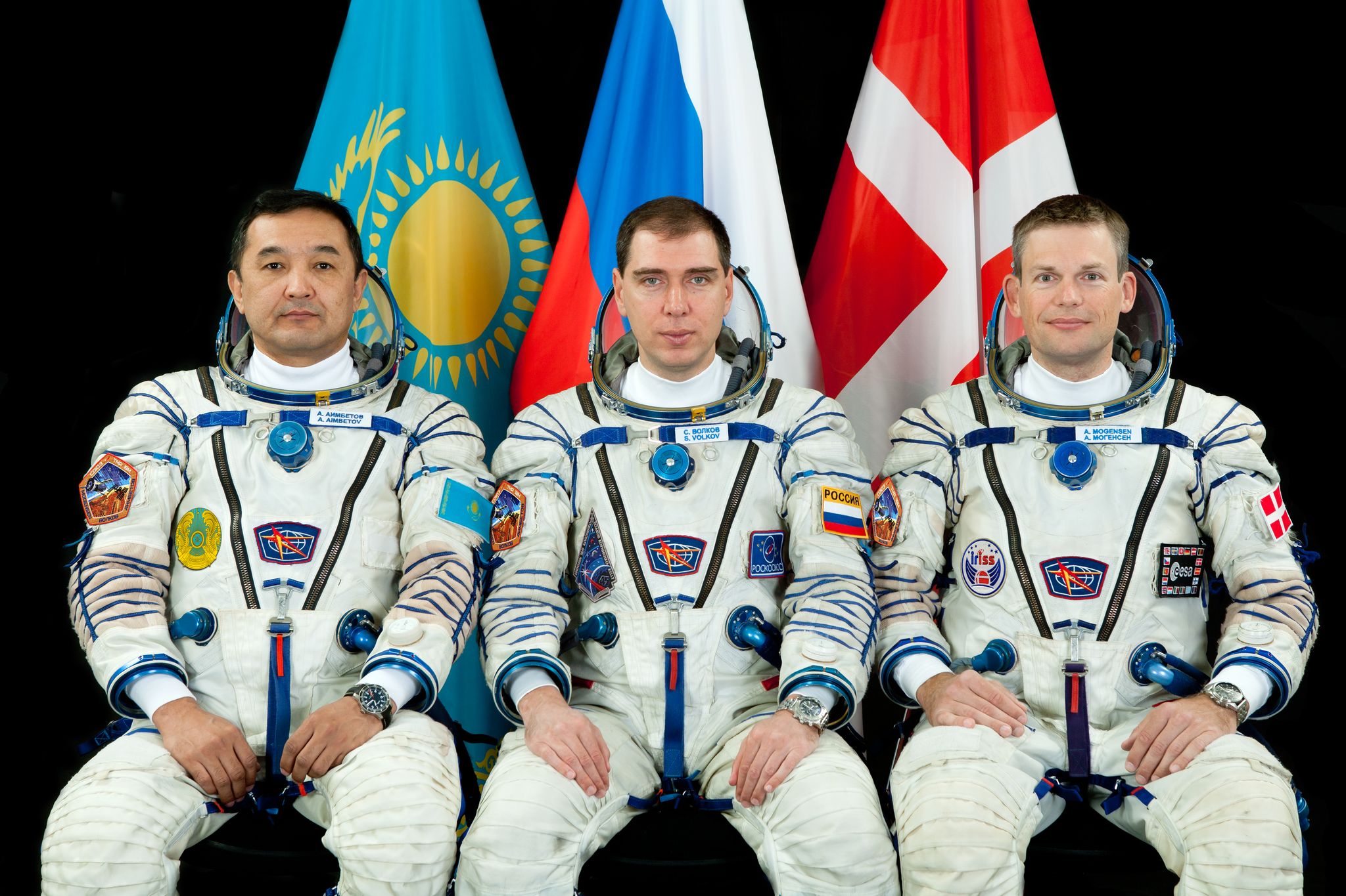 L'équipage principal du Soyouz TMA-18M : Aydin Aimbetov (Kazcosmos), Sergey Vokov (Roscosmos) et Andreas Mogensen (ESA). (Crédits : GCTC)
