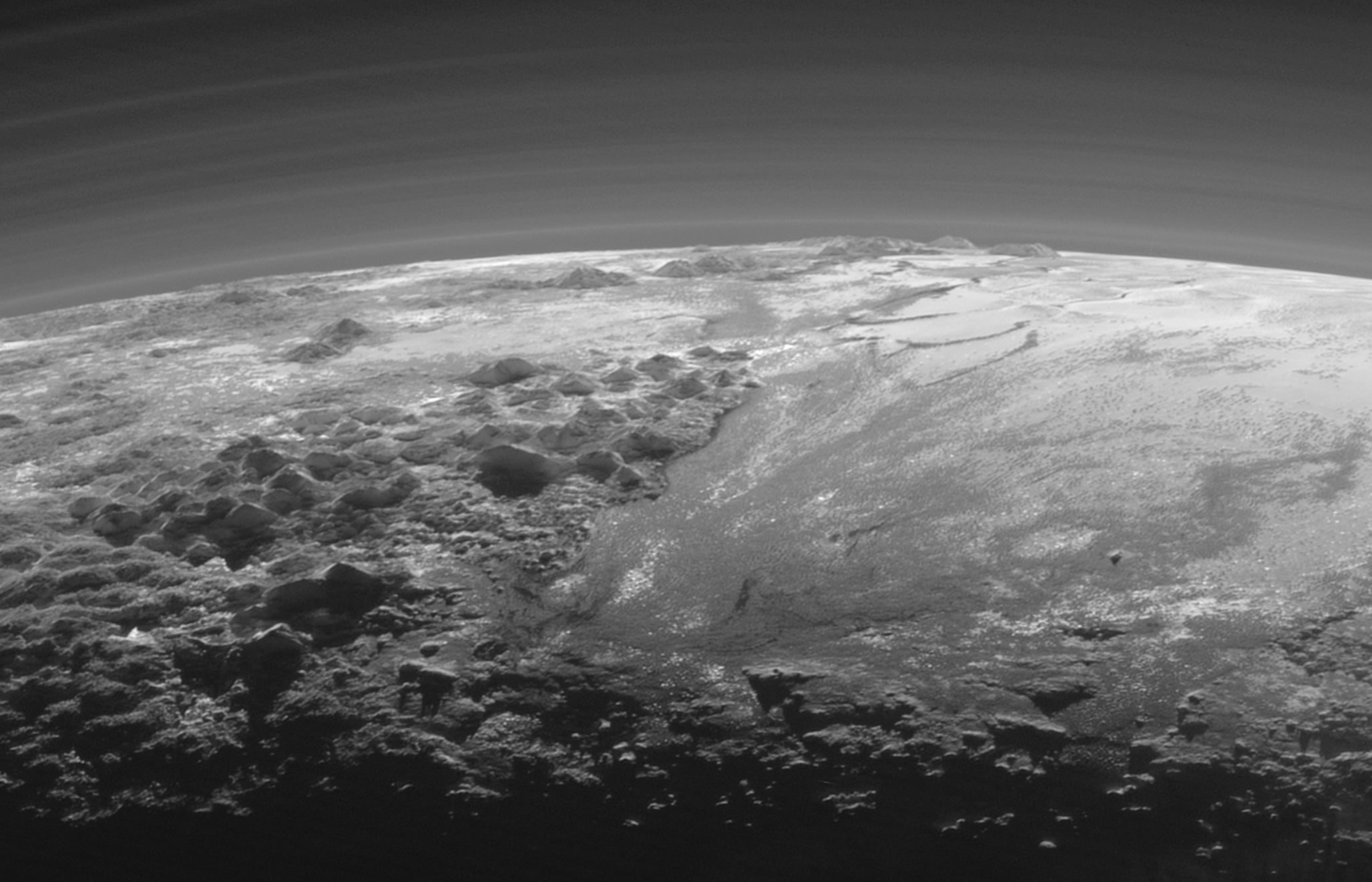 Vue rapprochée sur les montagnes et les plaines gelées de Pluton (Credit: NASA/Johns Hopkins University Applied Physics Laboratory/Southwest Research Institute)