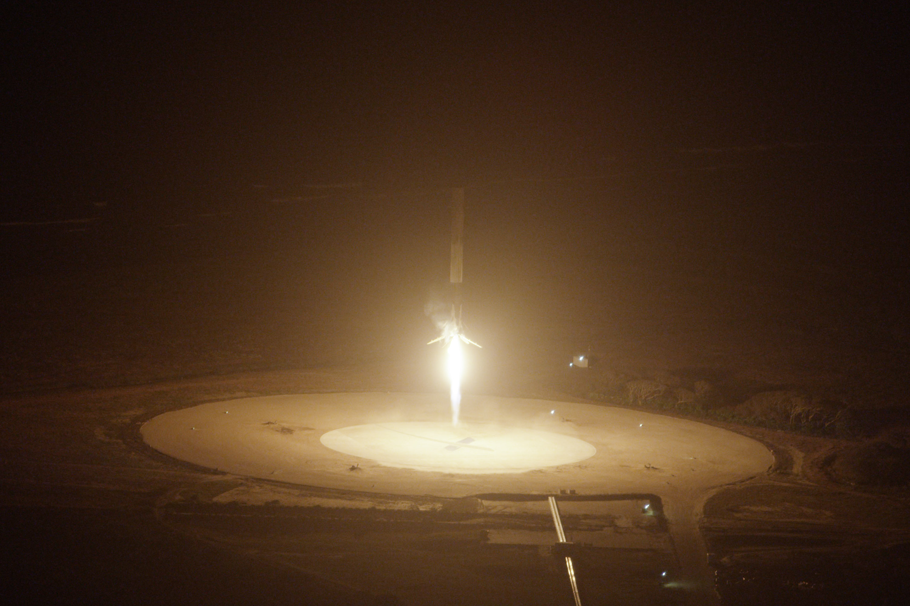 Cap Canaveral, le 21 Décembre 2015, retour au centre de site d'atterrissage du premier étage de la fusée Falcon 9 après avoir effectué le lancement de satellites Orbcomm. (Crédits : SpaceX)