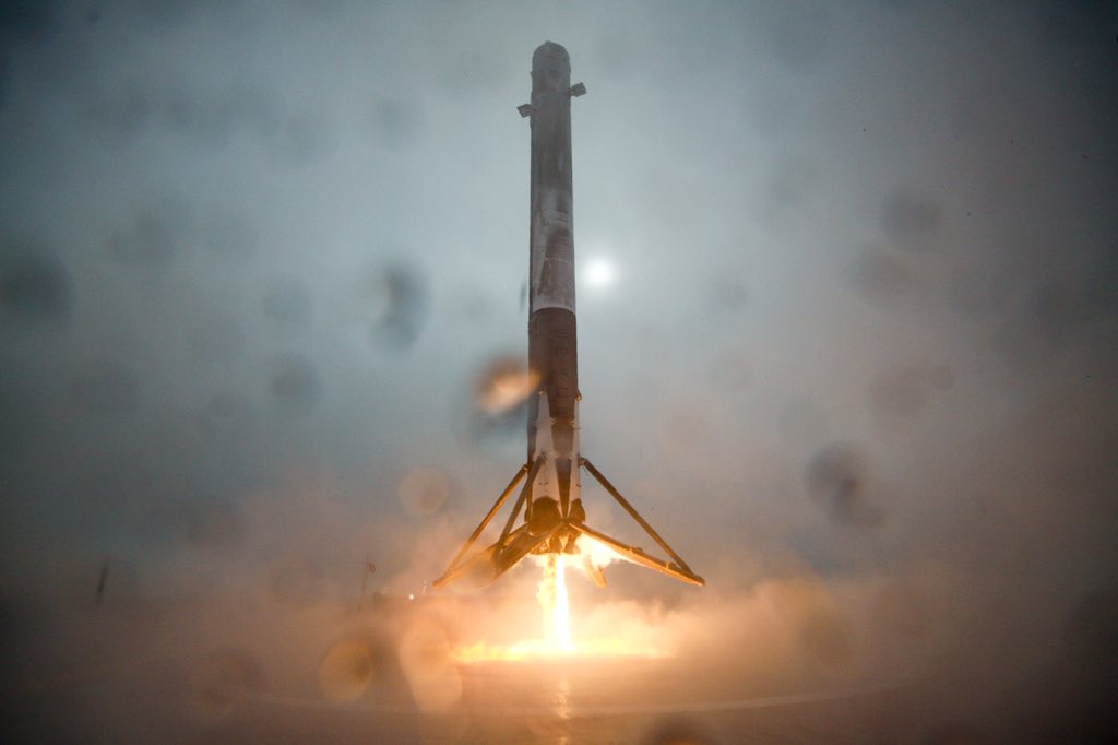 Le premier étage de la fusée Falcon 9 se pose pratiquement au centre de la barge le 17 janvier 2016 (Crédits : SpaceX)