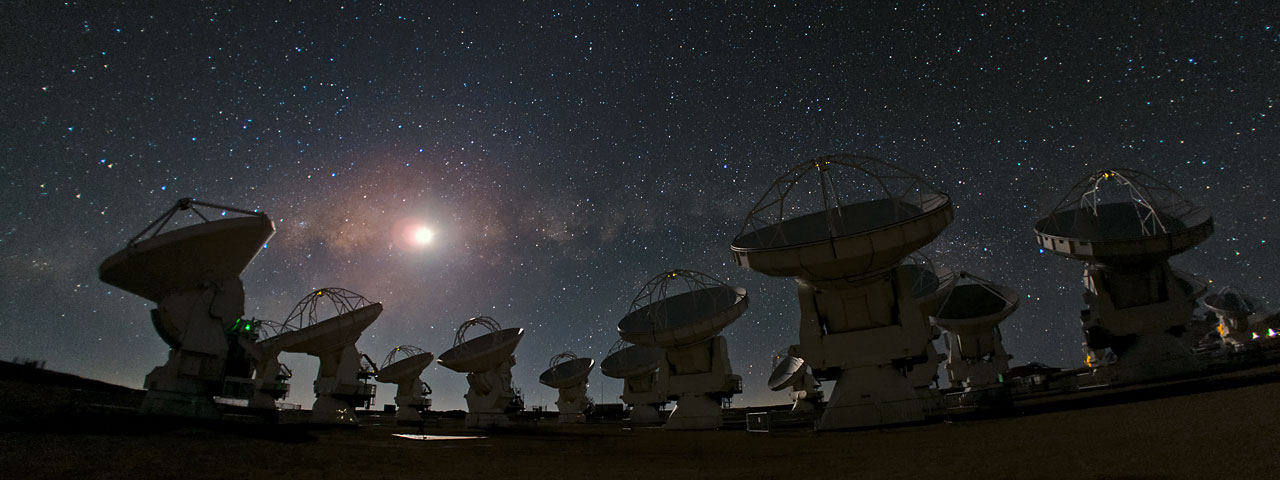 Alma's antennas under the stars (Credit: ESO / B. Tafreshi)