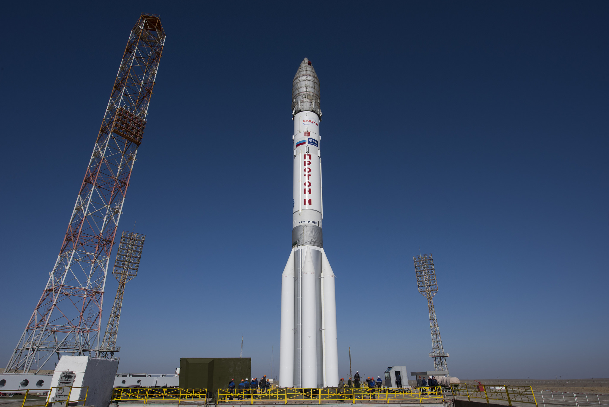 La fusée Proton qui va lancer le vaisseau Exomars2016 vers Mars a été mis en position verticale sur le pas de tir à Baïkonour, Kazakhstan. (Crédit : ESA-Stephane Corvaja)