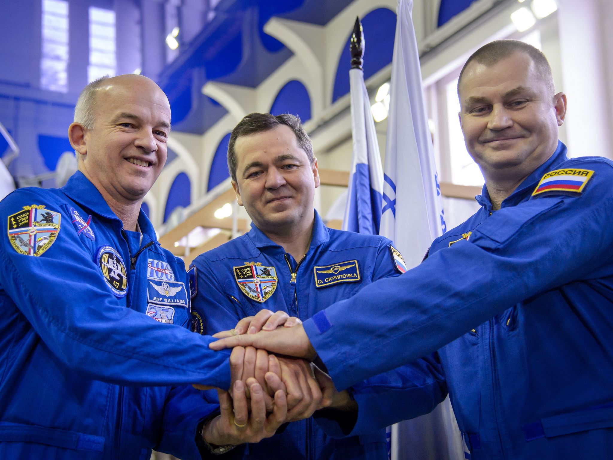 L'équipage du Soyouz TMA-20M, le 24 Février 2016, avant leur examen de qualification Soyouz. De gauche à droite : Jeff Williams (NASA), Oleg Skripochka et Alexei Ovchinin (Roscosmos). (Crédit photo : NASA/Bill Ingalls)