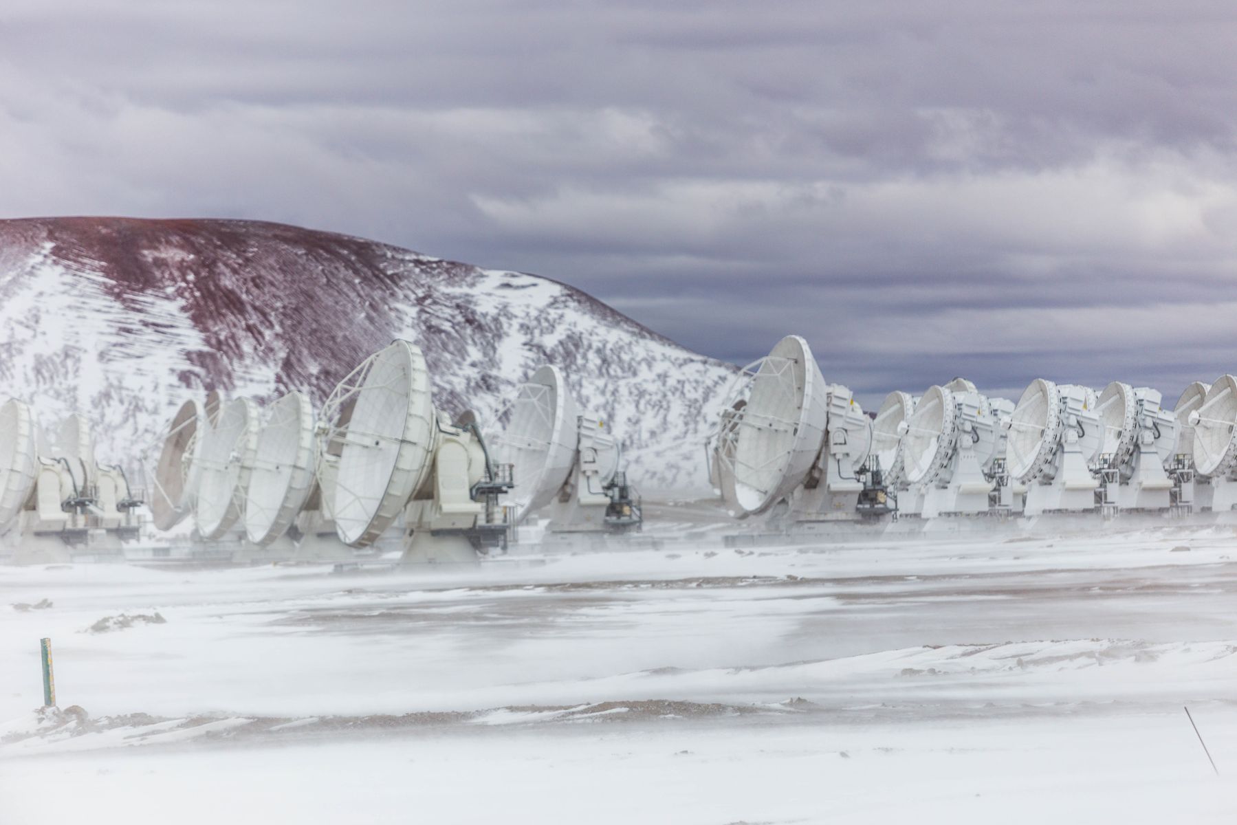 Les antennes radiotelescope d'ALMA, chahutées par le vent et la neige