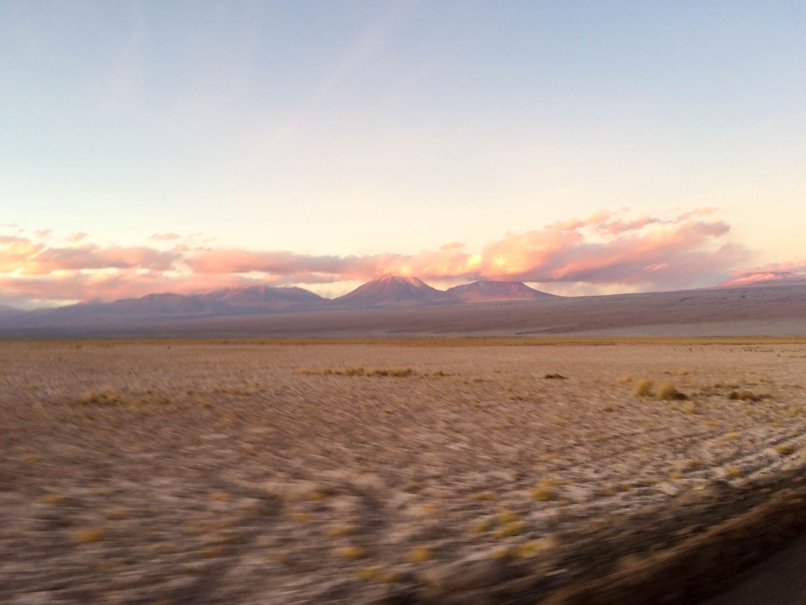 Coucher de soleil sur les volcans du désert d'Atacama