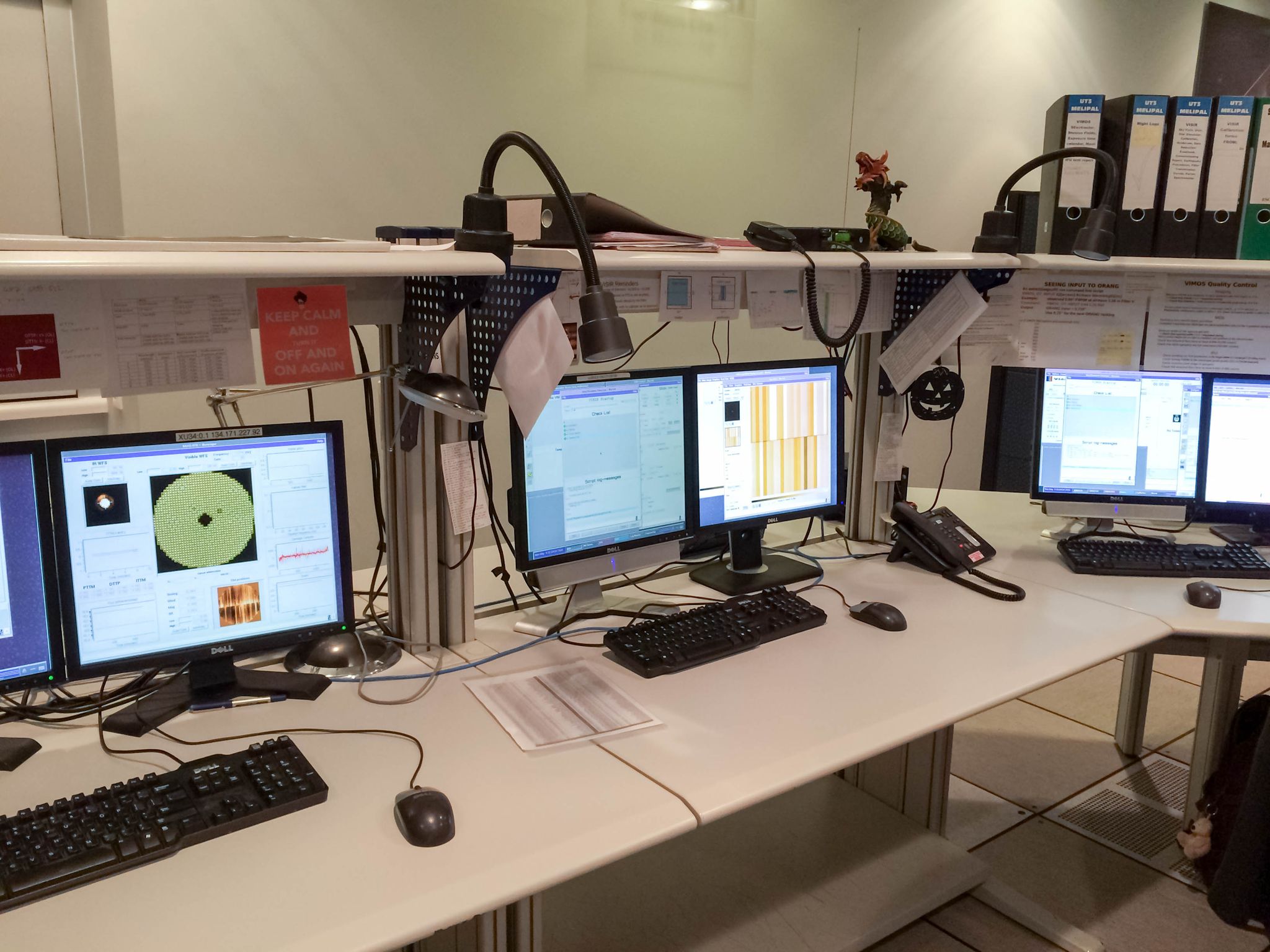 Les stations de travail de l'UT3 Melipal. Deux écrans pour chaque instrument. De gauche à droite : SPHERE, VISIR et VIMOS