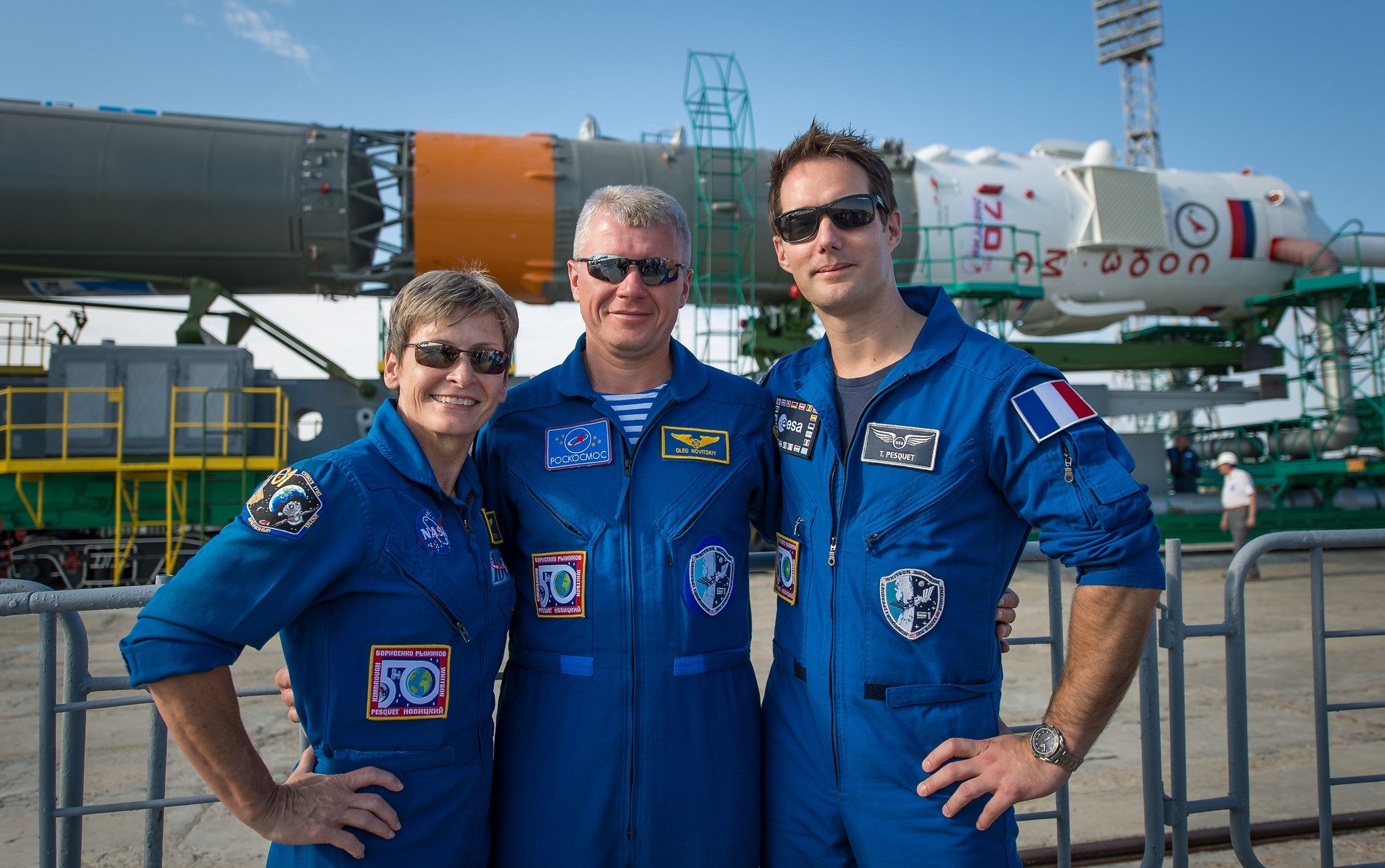 Les membres de l'équipage du Soyouz MS-03 : Peggy Whitson (NASA), Oleg Novitskyi (Roscosmos) et Thomas Pesquet (ESA), lors du déplacement de la fusée Soyouz pour le lancement du Soyouz MS-01 en juillet 2016. Ils étaient alors équipage de secours. (Crédit : NASA/Bill Ingalls)